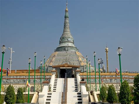  La pagoda del Lago di Giada? Un viaggio attraverso le delicate sfumature dell'acqua e la maestosità delle montagne