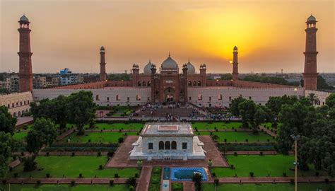 The Mosque at Lahore: Saturated Hues and Architectural Grandeur!